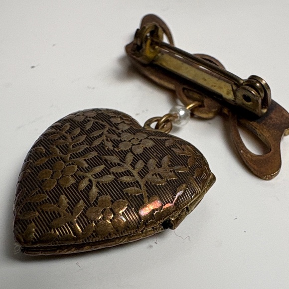 Vintage Heart Locket Brooch with Pearls - Picture 9 of 9